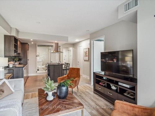 218-120 Dallimore Circ, Toronto, ON - Indoor Photo Showing Living Room