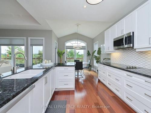 111 Ridge Way, New Tecumseth, ON - Indoor Photo Showing Kitchen With Double Sink With Upgraded Kitchen