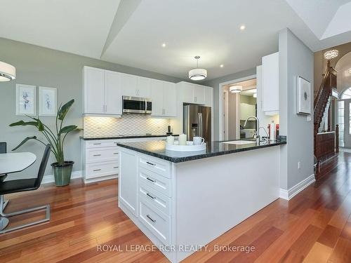 111 Ridge Way, New Tecumseth, ON - Indoor Photo Showing Kitchen With Upgraded Kitchen