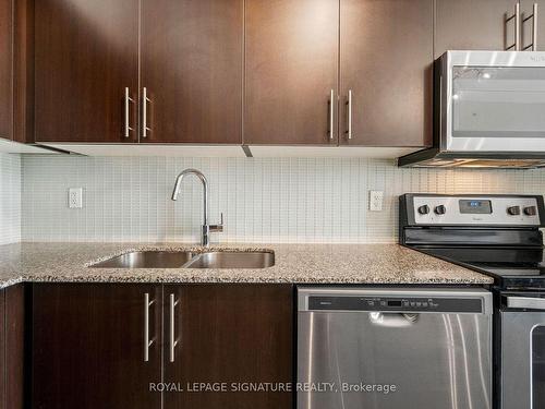 708-55 Speers Rd, Oakville, ON - Indoor Photo Showing Kitchen With Double Sink With Upgraded Kitchen