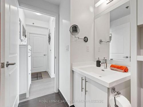 708-55 Speers Rd, Oakville, ON - Indoor Photo Showing Bathroom