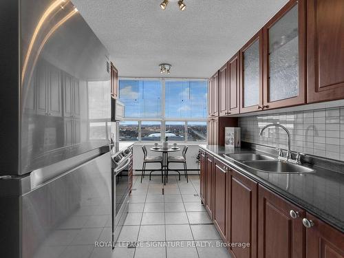 1908-25 Kensington Rd, Brampton, ON - Indoor Photo Showing Kitchen With Double Sink