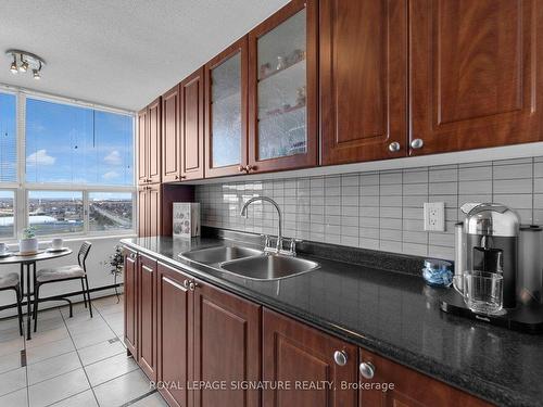 1908-25 Kensington Rd, Brampton, ON - Indoor Photo Showing Kitchen With Double Sink