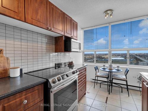 1908-25 Kensington Rd, Brampton, ON - Indoor Photo Showing Kitchen