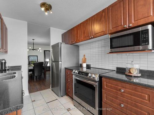 1908-25 Kensington Rd, Brampton, ON - Indoor Photo Showing Kitchen