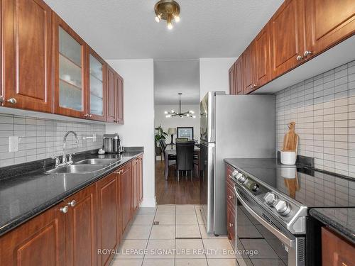 1908-25 Kensington Rd, Brampton, ON - Indoor Photo Showing Kitchen With Double Sink