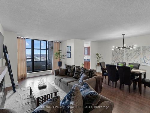 1908-25 Kensington Rd, Brampton, ON - Indoor Photo Showing Living Room