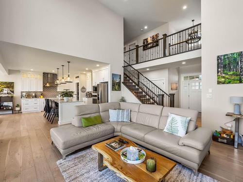 2680 Telford Drive, Kamloops, BC - Indoor Photo Showing Living Room