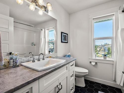 2680 Telford Drive, Kamloops, BC - Indoor Photo Showing Bathroom