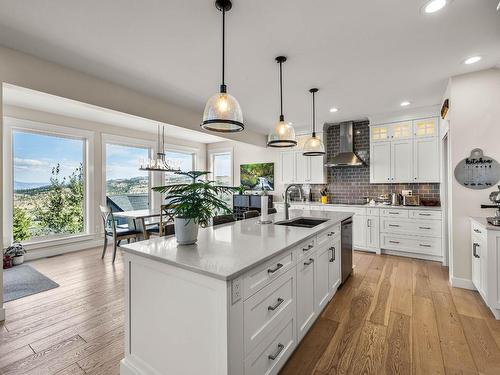 2680 Telford Drive, Kamloops, BC - Indoor Photo Showing Kitchen With Upgraded Kitchen