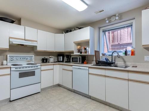 935 Dominion Street, Kamloops, BC - Indoor Photo Showing Kitchen With Double Sink