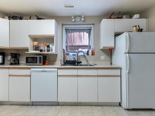 935 Dominion Street, Kamloops, BC - Indoor Photo Showing Kitchen With Double Sink