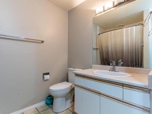 935 Dominion Street, Kamloops, BC - Indoor Photo Showing Bathroom