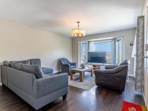 935 Dominion Street, Kamloops, BC - Indoor Photo Showing Living Room