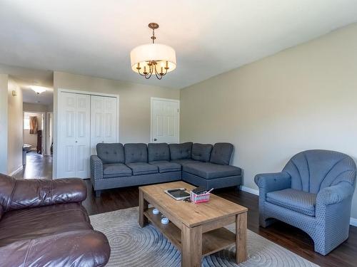 935 Dominion Street, Kamloops, BC - Indoor Photo Showing Living Room