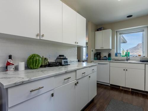 935 Dominion Street, Kamloops, BC - Indoor Photo Showing Kitchen