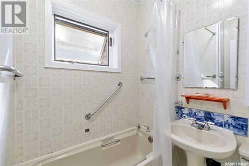 616 32Nd Street W, Saskatoon, SK - Indoor Photo Showing Bathroom