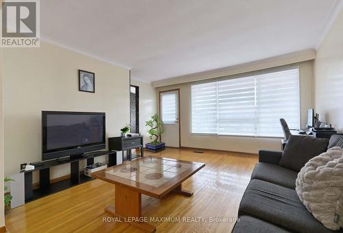 199 Cabana Drive, Toronto, ON - Indoor Photo Showing Living Room