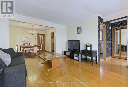 199 Cabana Drive, Toronto, ON - Indoor Photo Showing Living Room