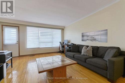 199 Cabana Drive, Toronto, ON - Indoor Photo Showing Living Room