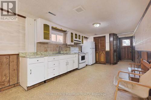 199 Cabana Drive, Toronto, ON - Indoor Photo Showing Kitchen