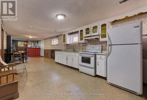 199 Cabana Drive, Toronto, ON - Indoor Photo Showing Kitchen