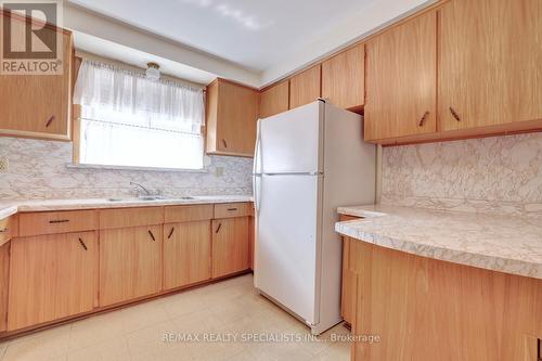 746 Runningbrook Drive, Mississauga, ON - Indoor Photo Showing Kitchen With Double Sink