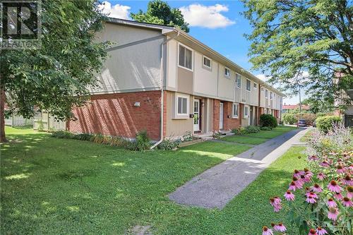 End unitside view of home - 467 Moodie Drive Unit#F, Ottawa, ON - Outdoor