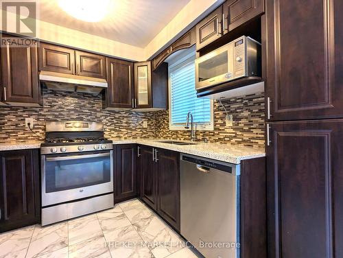 5479 Cosmic Crescent, Mississauga, ON - Indoor Photo Showing Kitchen With Stainless Steel Kitchen With Upgraded Kitchen