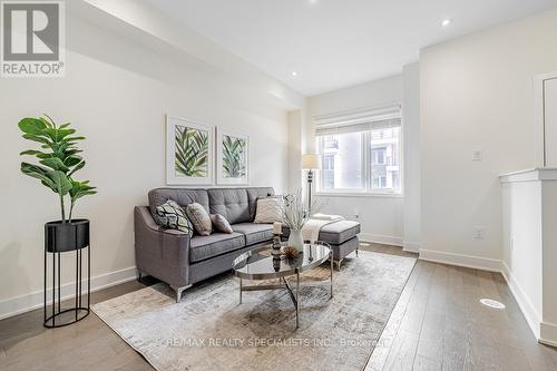 121 William Duncan Road, Toronto (Downsview-Roding-Cfb), ON - Indoor Photo Showing Living Room