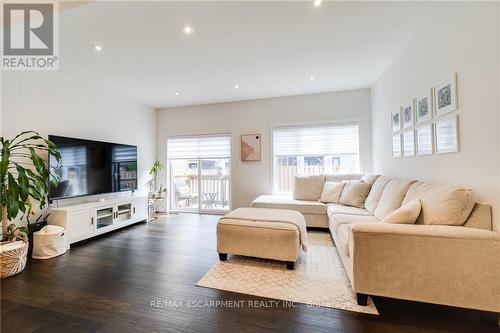 32 Greenwich Avenue, Hamilton (Stoney Creek Mountain), ON - Indoor Photo Showing Living Room