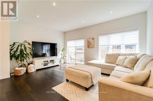 32 Greenwich Avenue, Hamilton (Stoney Creek Mountain), ON - Indoor Photo Showing Living Room