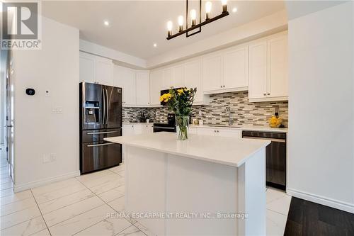 32 Greenwich Avenue, Hamilton (Stoney Creek Mountain), ON - Indoor Photo Showing Kitchen With Upgraded Kitchen