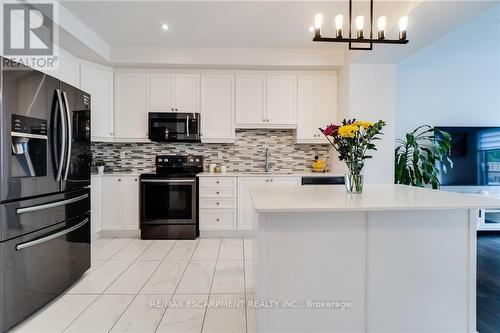 32 Greenwich Avenue, Hamilton (Stoney Creek Mountain), ON - Indoor Photo Showing Kitchen With Upgraded Kitchen