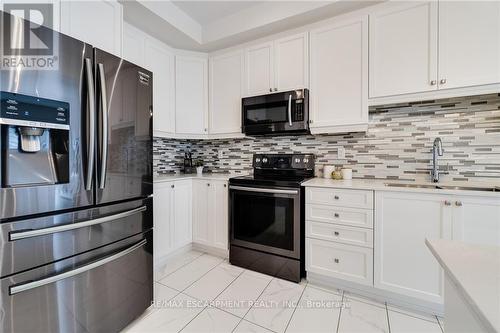 32 Greenwich Avenue, Hamilton (Stoney Creek Mountain), ON - Indoor Photo Showing Kitchen With Upgraded Kitchen