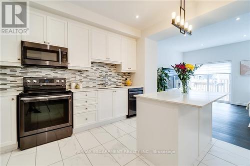 32 Greenwich Avenue, Hamilton (Stoney Creek Mountain), ON - Indoor Photo Showing Kitchen With Upgraded Kitchen