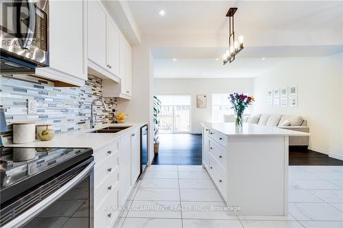 32 Greenwich Avenue, Hamilton (Stoney Creek Mountain), ON - Indoor Photo Showing Kitchen With Double Sink With Upgraded Kitchen