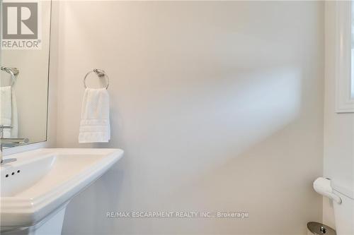 32 Greenwich Avenue, Hamilton (Stoney Creek Mountain), ON - Indoor Photo Showing Bathroom