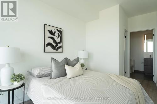 609 - 220 Missinnihe Way, Mississauga (Port Credit), ON - Indoor Photo Showing Bedroom