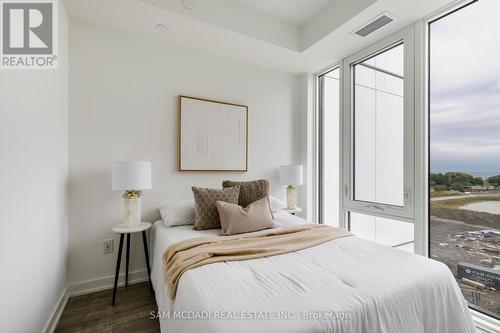 609 - 220 Missinnihe Way, Mississauga (Port Credit), ON - Indoor Photo Showing Bedroom