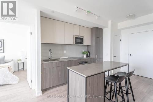 609 - 220 Missinnihe Way, Mississauga (Port Credit), ON - Indoor Photo Showing Kitchen