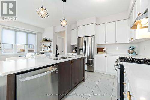 28 Freedom Crescent, Hamilton, ON - Indoor Photo Showing Kitchen With Double Sink With Upgraded Kitchen