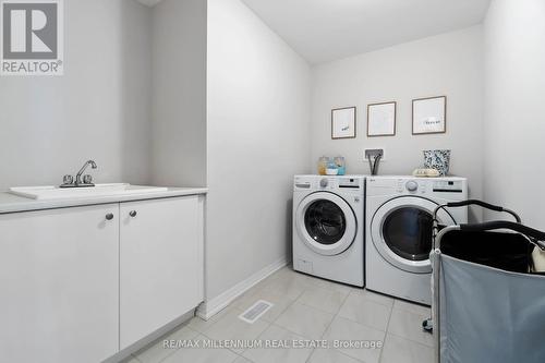 28 Freedom Crescent, Hamilton, ON - Indoor Photo Showing Laundry Room