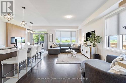 28 Freedom Crescent, Hamilton, ON - Indoor Photo Showing Living Room