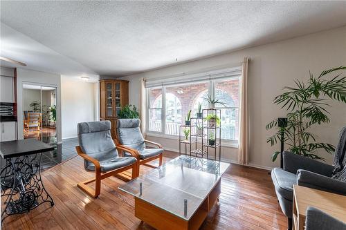 248 Guildwood Drive, Hamilton, ON - Indoor Photo Showing Living Room