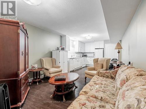 51 Kingsview Boulevard, Toronto, ON - Indoor Photo Showing Living Room