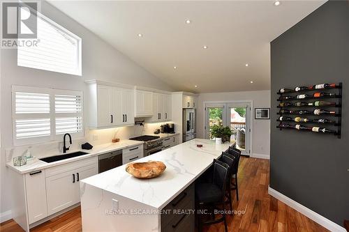 4491 Connell Avenue, Niagara Falls, ON - Indoor Photo Showing Kitchen With Upgraded Kitchen