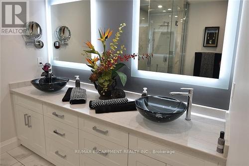 4491 Connell Avenue, Niagara Falls, ON - Indoor Photo Showing Bathroom