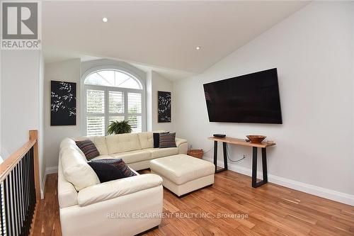 4491 Connell Avenue, Niagara Falls, ON - Indoor Photo Showing Living Room