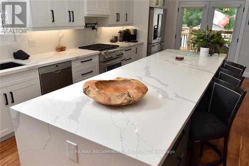 4491 Connell Avenue, Niagara Falls, ON - Indoor Photo Showing Kitchen With Upgraded Kitchen